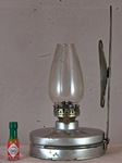 Tischlampe mit Gasmaskentank - Reflektor- seitlich